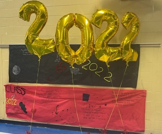 Celebration balloons displaying the year 2022
